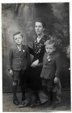 Mama Viktorija s sinovoma Jožetom in Edom